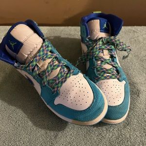 Grade School 3Y- Jordan 1 Mid SE “Sprite Blue (GS) Pre-Owned Good Condition.